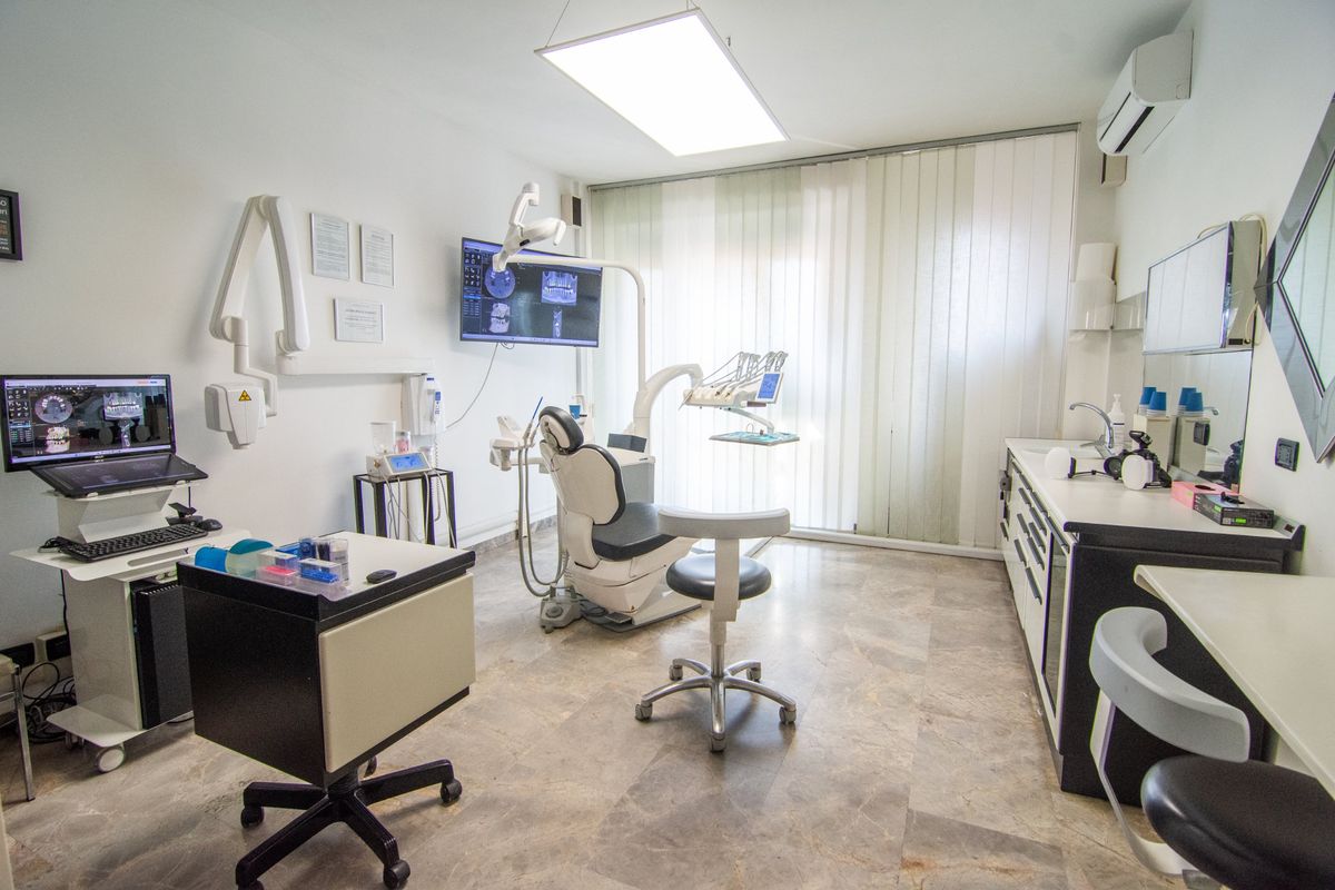 Seconda sala cure con riunito, radiografico endorale a parete e postazione computer